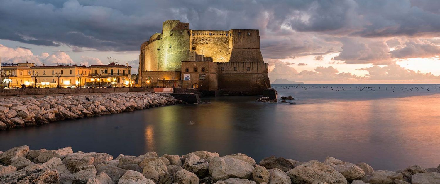 castel dell'ovo di sera